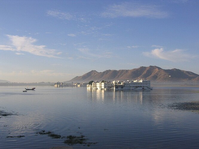 960px-LakePalaceEarlyMorning