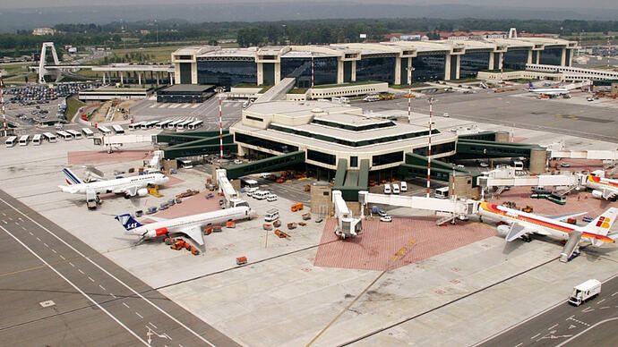 24See how in IRL the glass is as dark green and you cannot see through it at the jetways, atleast i think IRL of course