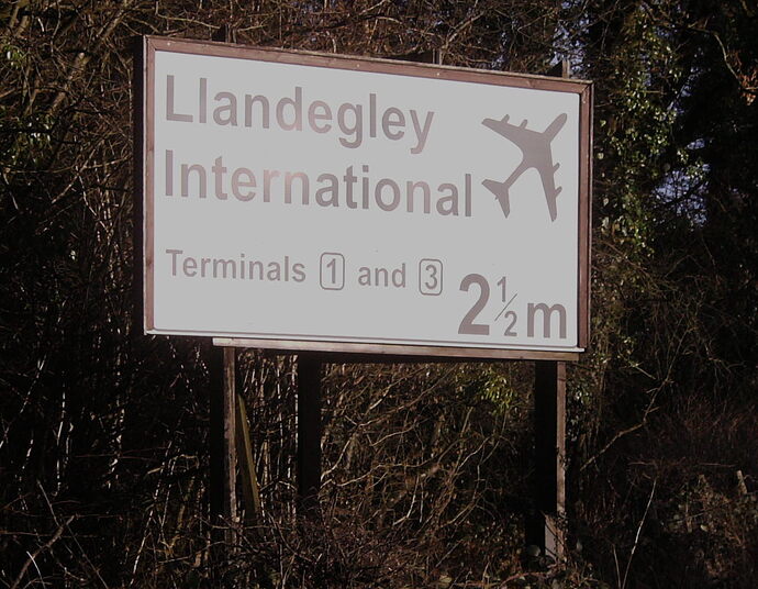 Modern_day_folly_(geograph_3821563)_(cropped)