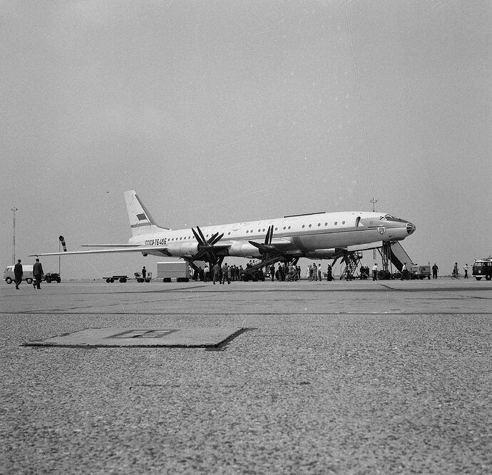 De_Toepoelew_114_s_werelds_grooste_vliegtuig_op_Schiphol,_Bestanddeelnr_916-4888