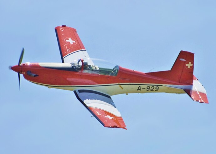 Swiss_Air_Force_Pilatus_PC-7_(cropped)