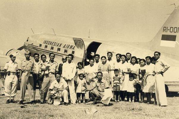 Pesawat DC-3 bernomor registrasi RI-001 berada di Kemayoran, Jakarta, tanggal 17 Agustus 1950. Ini merupakan pesawat pertama Indonesian Airways, cikal bakal dari perusahaan penerbangan Garuda Indonesia. Pada tanggal 17-9-1950, AURI dilangsungkan penerbangan pertjobaan untuk para undangan dengan pesawat RI. 001, di Kemajoran.